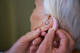 La FDA aprueba una norma histórica que permite el acceso a los audífonos sin receta médica